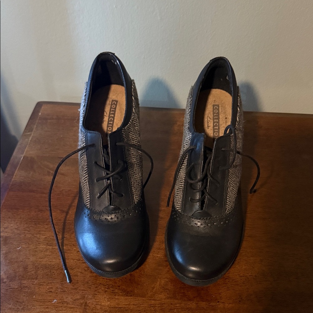 Clark’s Women's Black and Gray Lace Up